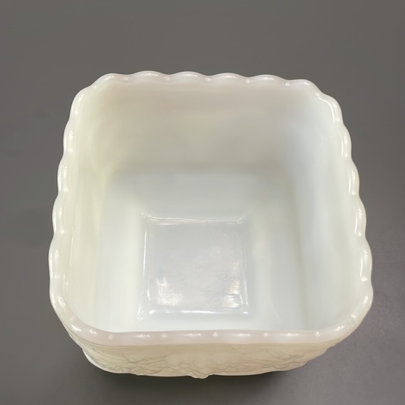 Anchor Hocking Milk Glass Grapes/Leaves 4 1/4" Square footed Candy Dish/Planter - Picture 2 of 6